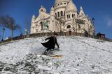 Lidé například lyžují před pařížskou bazilikou Sacré-Cœur...