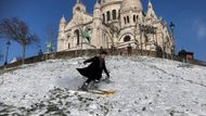 Lidé například lyžují před pařížskou bazilikou Sacré-Cœur...