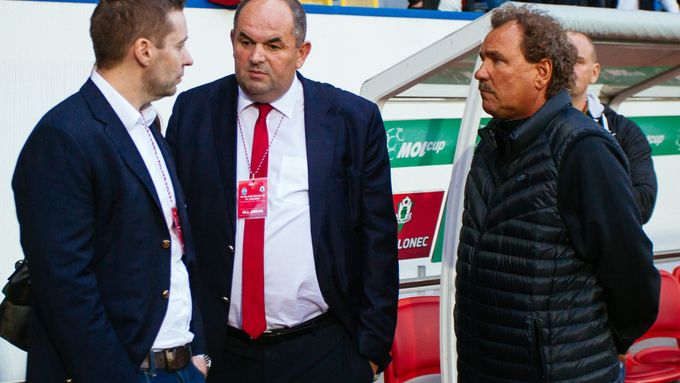 Dušan Svoboda (vlevo), šéf LFA a Miroslav Pelta (uprostřed), hlava FAČR