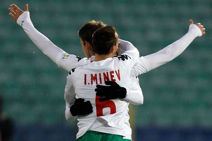 Fotbal, Bulharsko - Malta: Jordan Minev a Aleksandar Tonev