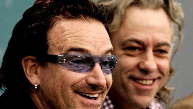 Bono ze skupiny U2 a Bob Geldof organizovali obří charitativní koncert Live8.