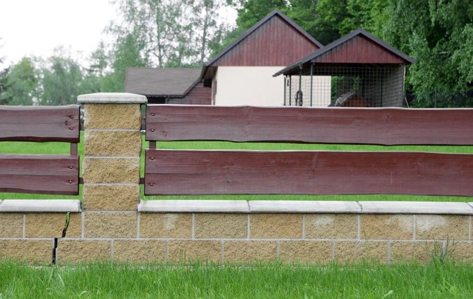 Ostatní dva domy nejsou zasaženy tak viditelně. První má kromě poničené zídky problémy především s podložím, které se může propadat a trvale narušit statiku.