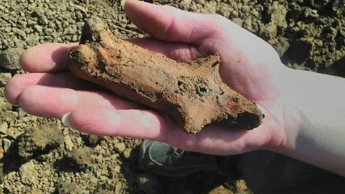 Hliněná soška muže, kterou archeologové našli na Zlínsku.