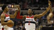 Washington střelecky táhl John Wall (vpravo) s 31 body a Nicky Young (vlevo) s 29. Toronto se mohlo opřít o Linase Kleizu a Jarreda Baylesse, kteří nastříleli po 30 bodech.