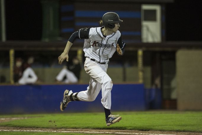 Domácí Jakub Kubica z baseballové rodiny. Sestra dvojče je reprezentantkou v  softballu. Po úspěšném odpalu Kubica běží na metu.