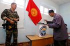 Kyrgyzové schválili v referendu ústavu.Strach zůstává