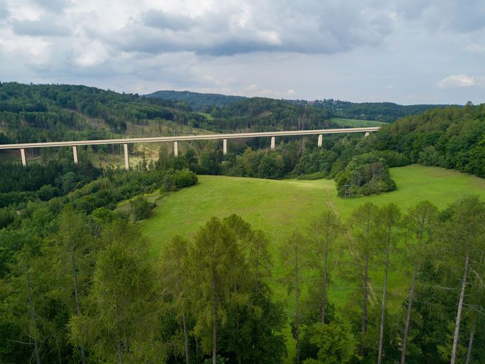 Vizualizace ukazuje zasazení koridoru do krajiny přírodního parku Velkopopovicko.