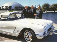 Alan B. Shepard (uprostřed) dostal po svém úspěšném letu do Vesmíru bílou Corvette ´62. 