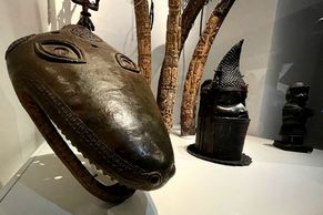 Německo vrací tisíc kusů beninského bronzu. Fotky ukazují díla ukradená kolonialisty
