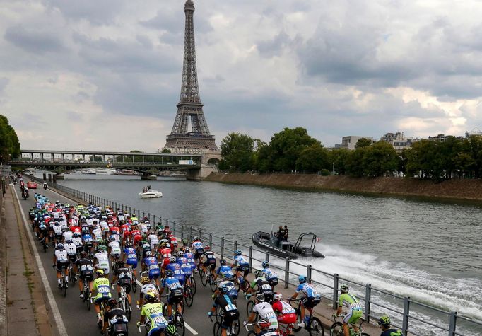 Peloton v Paříži na Tour de France 2014