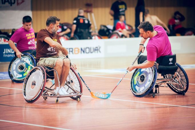 Karel Poborský získal zkušenost s florbalem vozíčkářů na loňském extraligovém play off ve sportovní hale v Českých Budějovicích.