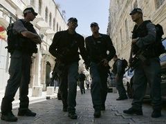 Policie a vojáci okamžitě zaplavili Staré město. Podle policie je Jeruzalém znovu bezpečný.