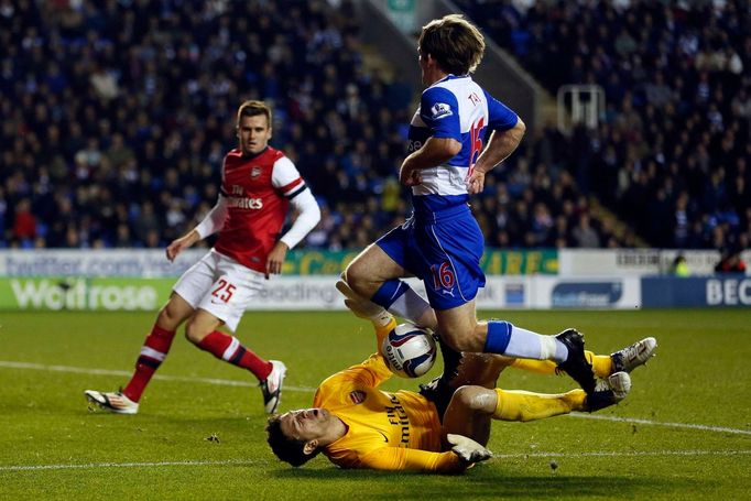 Fotbalista Readingu Jay Tabb běží přes Damiana Martineze v utkání anglického poháru 2012/13 proti Arsenalu.