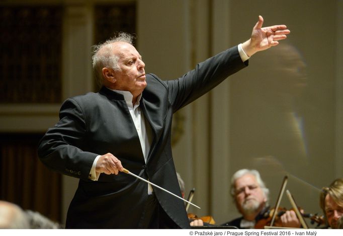 Daniel Barenboim při vystoupení se Staatskapelle Berlin roku 2016 na Pražském jaru.