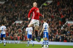 United postupují, Rooney gólem vyrovnal Charltona. Arsenal se trápil