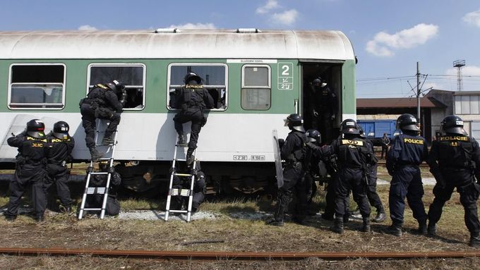 Běsnící fanoušci a zdemolovaný vlak ve Třebové. To byl nácvik na Euro