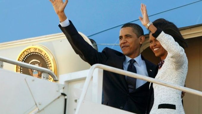 Barack a Michelle Obamovi odlétají ze základny St. Andrews do Evropy
