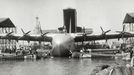 Letoun Hughes H-4 Hercules v přístavu Long Beach v Kalifornii v USA. Rok 1947