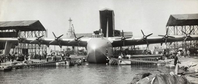 Letoun Hughes H-4 Hercules v přístavu Long Beach v Kalifornii v USA. Rok 1947