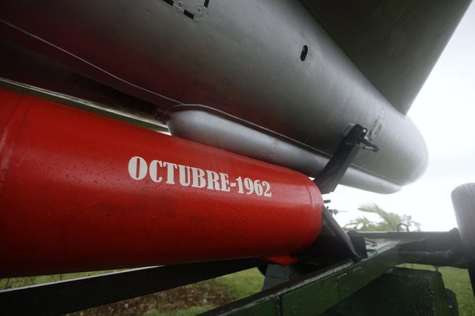 The date "October 1962" is painted on a deactivated missile at a site displaying Soviet-made Cold War relics at La Cabana fortress in Havana August 26, 2012. The 13-day missile crisis began on Oct. 16, 1962, when then-President John F. Kennedy first learned the Soviet Union was installing missiles in Cuba, barely 90 miles (145 km) off the Florida coast. After secret negotiations between Kennedy and Soviet Premier Nikita Khrushchev, the United States agreed not to invade Cuba if the Soviet Union withdrew its missiles from the island. Picture taken August 26, 2012. REUTERS/Desmond Boylan (CUBA - Tags: POLITICS MILITARY ANNIVERSARY SOCIETY) Published: Říj. 16, 2012, 3:31 dop.