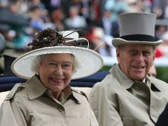 Anglická královna Alžběta (vlevo) a Princ Phillip přijíždí na třetí den dostihového mítinku Royla Ascot.