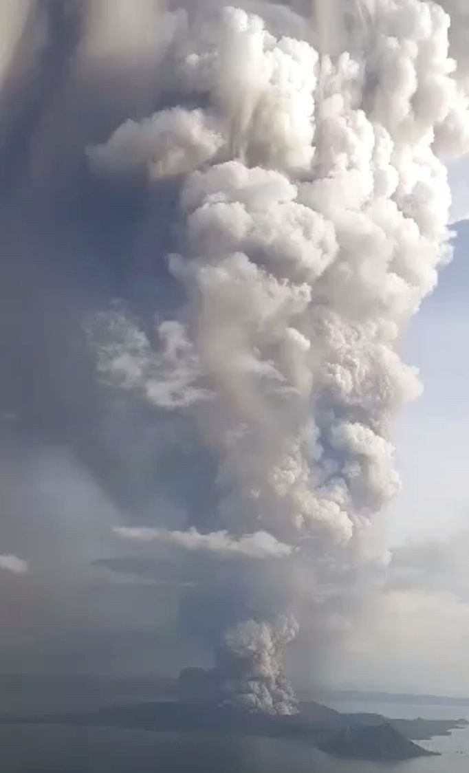 Filipínská sopka Taal začala chrlit popel a dým, hrozí její erupce.