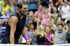 Navzdory křečím míří za titulem. Nadal zápasil s trubkou a trefil budku komentátorů