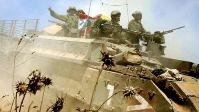 Izraelští vojáci vítězně mávají vlajkami Libanonu a Hizballáhu po návratu z úspěšné mise na jihu Libanonu.