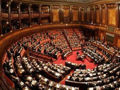Opoziční pravý střed v čele se Silviem Berlusconim si přeje předčasné volby. Potvrzení Prodiho v úřadu může podle opozičních vůdců jen prodloužit agonii stávajícího kabinetu.