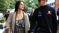 Lewis Hamilton přichází na trénink se svou přítelkyní zpěvačkou Nicole Scherzinger.