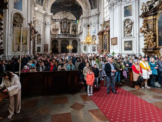 Zcela zaplněná Katedrála sv. Klimenta, kam chodí velké množství Ukrajinců