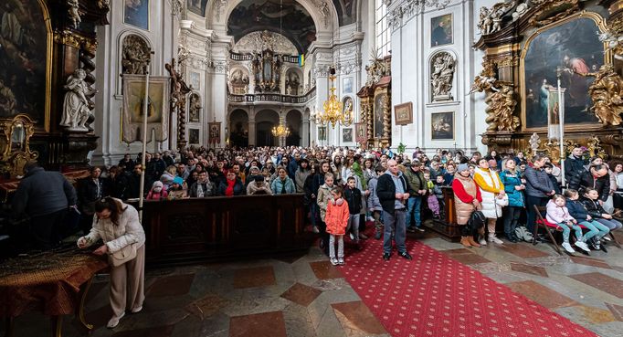 Zcela zaplněná Katedrála sv. Klimenta, kam chodí velké množství Ukrajinců