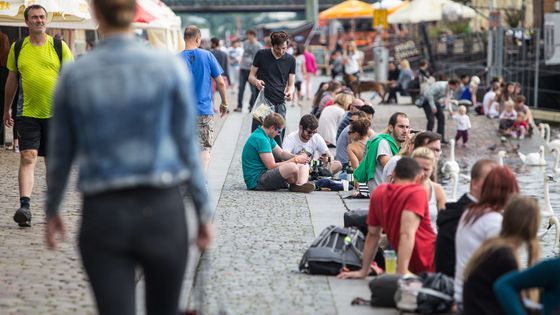 Náplavka na pravém břehu Vltavy se rok od roku stále více plní Pražany i turisty. Ovšem co pro ně dělá město?