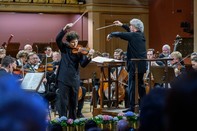 Houslista Augustin Hadelich a šéfdirigent Semjon Byčkov.