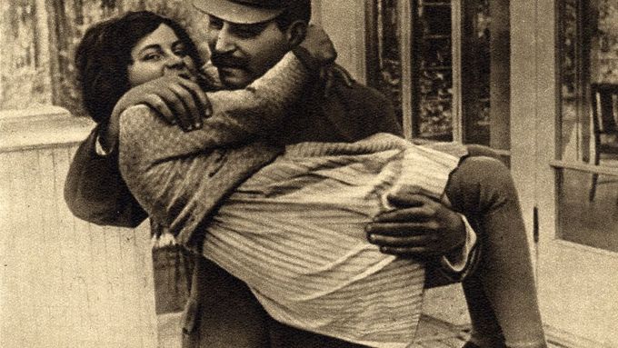 Světlana Allilujevová se svým otcem na dobovém snímku z roku 1935.