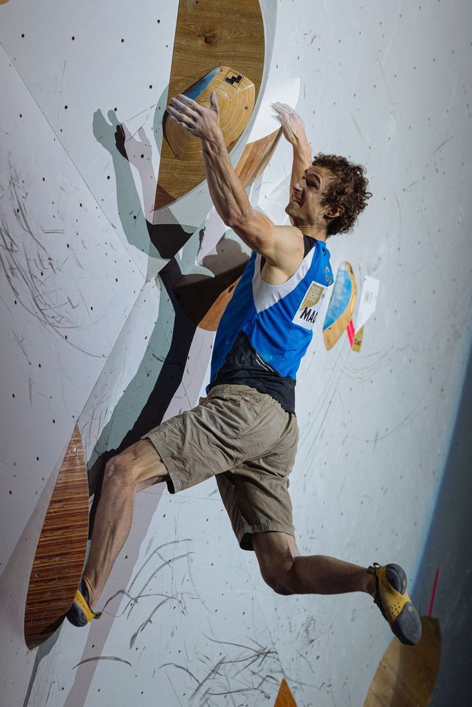 Adam Ondra ve finále MS v boulderingu v bouldru číslo 1.