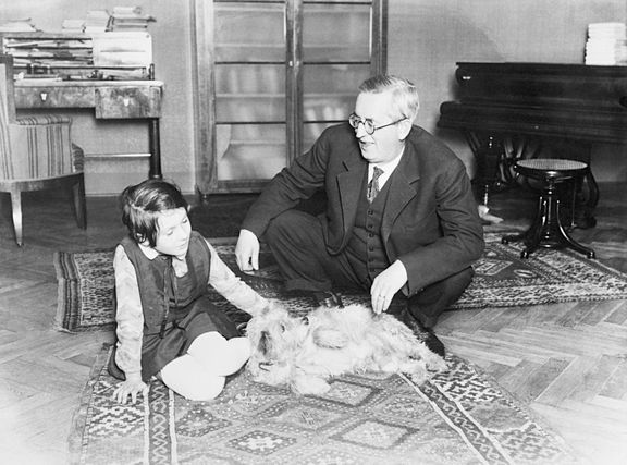Malíř a spisovatel Josef Čapek s dcerou Alenou a psem v bytě, 1930.