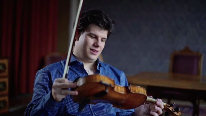 Jan Mráček ve videu České filharmonie představuje své housle.