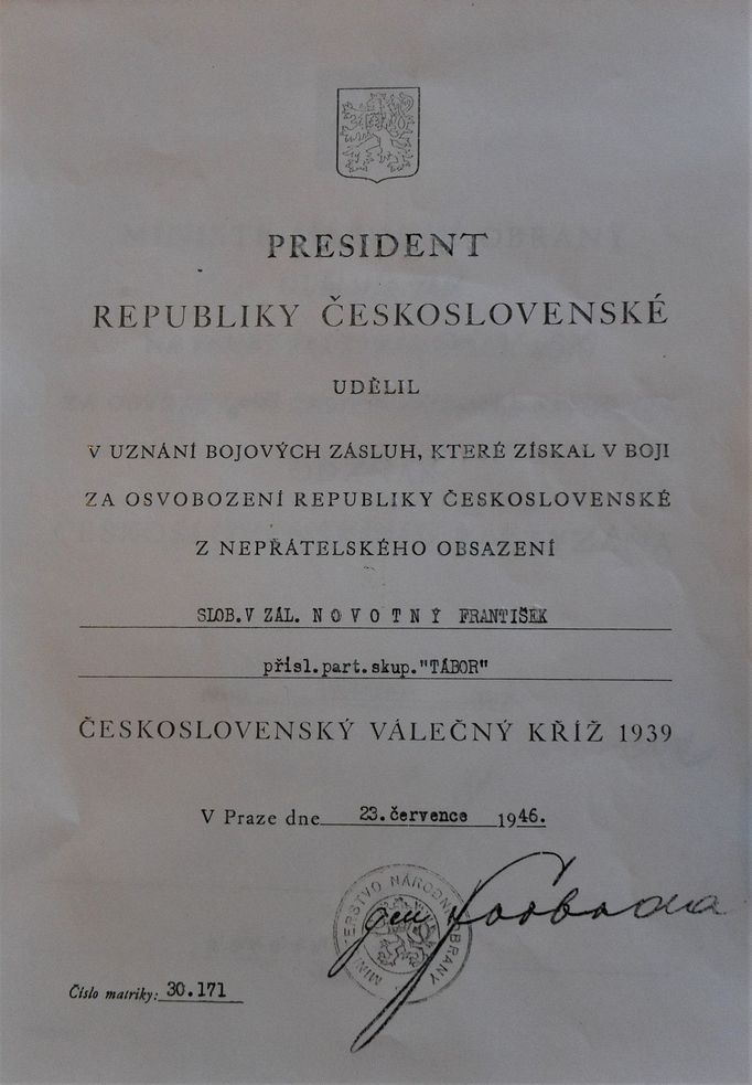 V červenci 1946 byl Františku Novotnému udělen Československý válečný kříž 1939.