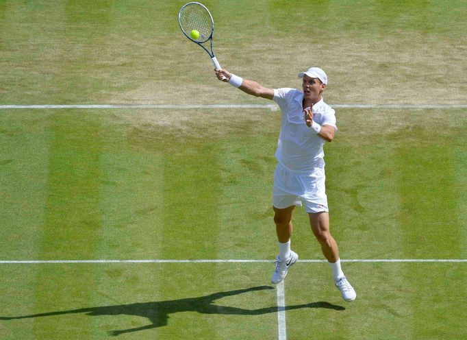 Tomáš Berdych v zápase s Kevinem Andersonem na Wimbledonu 2013