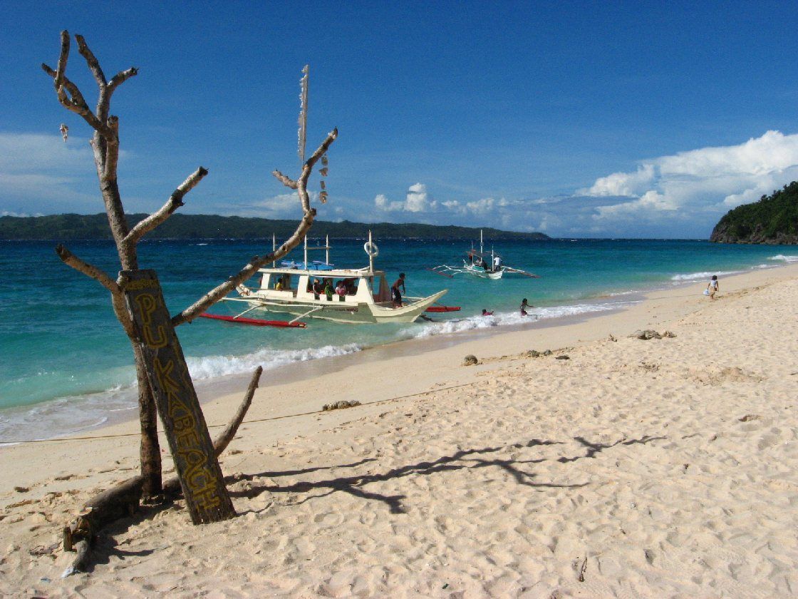 Filipíny - Puka Beach na ostrově Boracay, pohled směrem k ostrovu Sibuyan