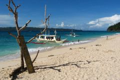 Vyčištěný filipínský ostrov se opět otevřel turistům. Na plážích nesmí pít a kouřit