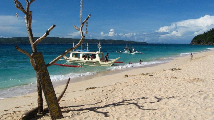 Puka Beach na turisty vyhledávaném filipínském ostrově Boracay je jen jednou z mnoha pláží, které z tohoto ostrova dělají jeden z hlavních magnetů pro zdejší cestovní ruch