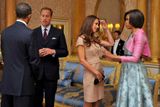Ještě před slavnostním ceremoniálem v zahradách Buckinghamského paláce se Obama provázený manželkou Michelle krátce sešel s královskými novomanželi, princem Williamem a jeho manželkou Kate.