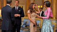 Ještě před slavnostním ceremoniálem v zahradách Buckinghamského paláce se Obama provázený manželkou Michelle krátce sešel s královskými novomanželi, princem Williamem a jeho manželkou Kate.