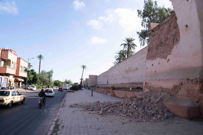 Poškozené zdi historické medíny v Marrákeši.