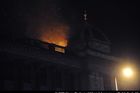 V Národním muzeu v Praze hořela střecha historické budovy. Škodu hasiči odhadli na 10 milionů