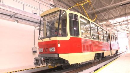 Unikát projížděl Prahou. Takovou tramvaj jste v metropoli ještě neviděli
