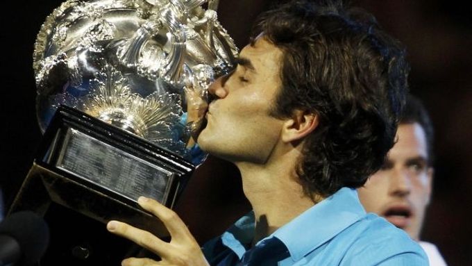 Roger Federer s vítěznou trofejí
