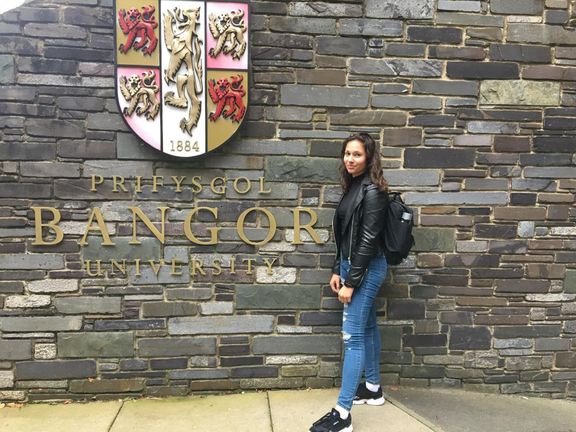 Česká studentka Valentina Loru před svou zahraniční univerzitou ve velšském Bangoru.